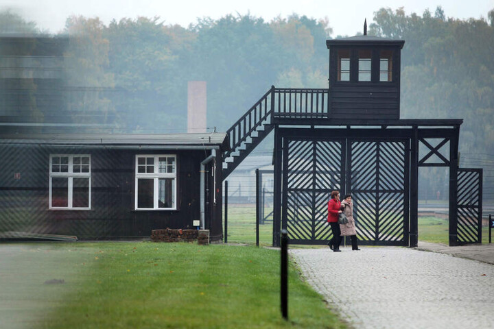 Besucher gehen am Eingang des Stutthof Museums in Sztutowo (Polen) vorbei, in dem an die Verbrechen im ehemaligen Konzentrationslager Stutthof erinnert wird.