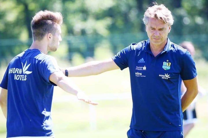 Ich höre alles! Tom Baumgart (l.) mit Coach Horst Steffen.