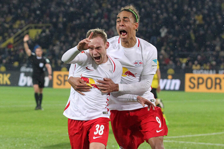 Federico Palacios Martinez (l., neben Yussuf Poulsen) bejubelt den Ausgleichstreffer in der Nachspielzeit in Dortmund. Links im Hintergrund zeigt Schiedsrichter Tobias Stieler allerdings Abseits an, der Treffer zählt folglich nicht.
