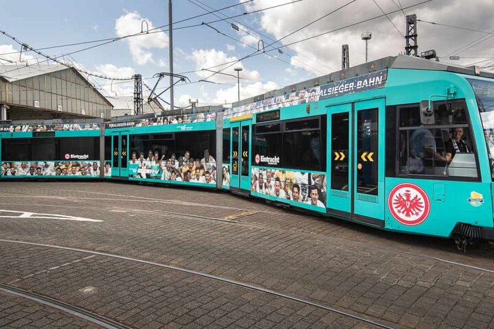 Auf der Straßenbahn-Linie 21 in Richtung Stadion kommen die frisch gestylten Wagons zum Einsatz.