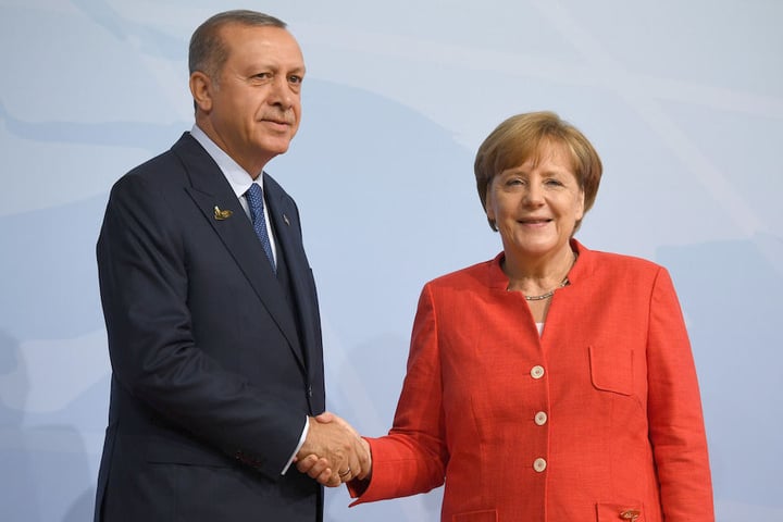 Gequältes Lächeln im Juli 2017 bei G20-Gipfel im Hamburg: Merkel und Erdogan beim Handshake.