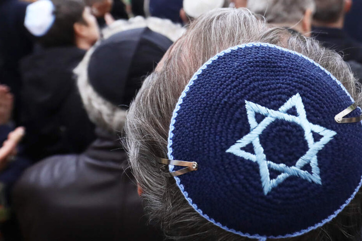 Nach dem Besuch einer Synagoge sind ein Rabbiner und seine Söhne Opfer eines Übergriffs geworden.