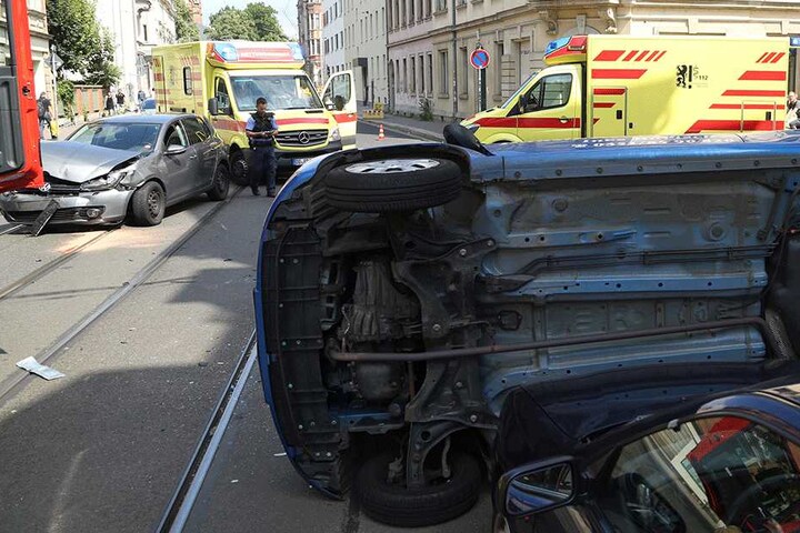 Die Leipziger Straße ist während der Unfallaufnahme und Bergung gesperrt.