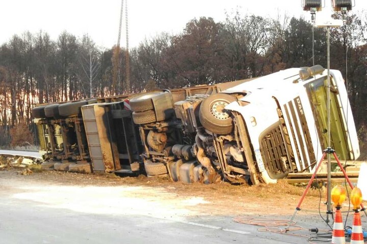 Der Lkw hatte 20 Tonnen Metallplatten geladen.