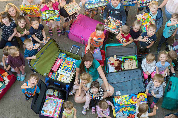 Die Knirpse packten gestern viele Koffer mit Spielzeug voll.