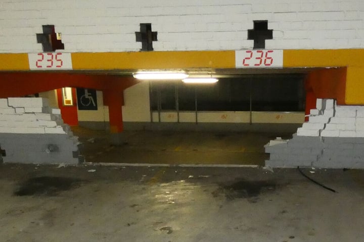 Der Rentner durchbrach mit seinem Auto eine Mauer im Parkhaus.