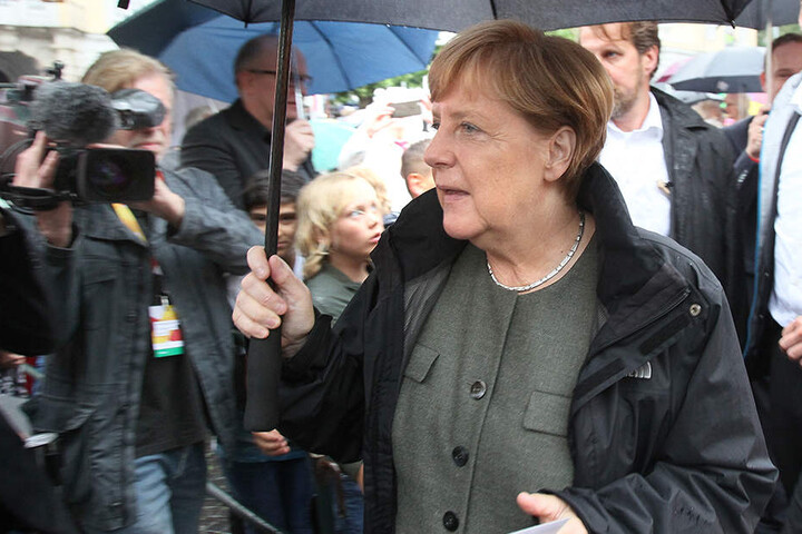 Ein Meer aus Regenschirmen: Kurz vor dem Auftritt der 63-Jährigen begann es zu schütten.