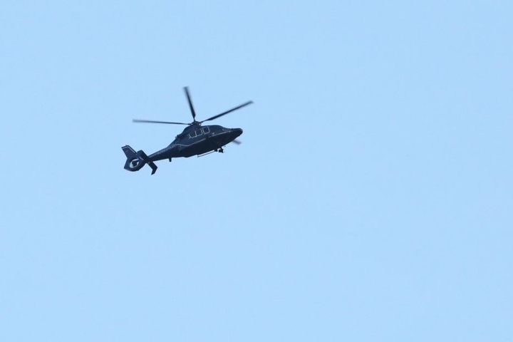 Ein Polizeihubschrauber kreiste über der Anschlussstelle Dresden West.