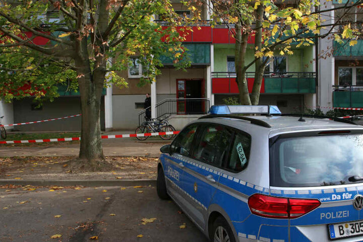 Der Bereich vor dem Haus wurde mit Flatterband abgesperrt.