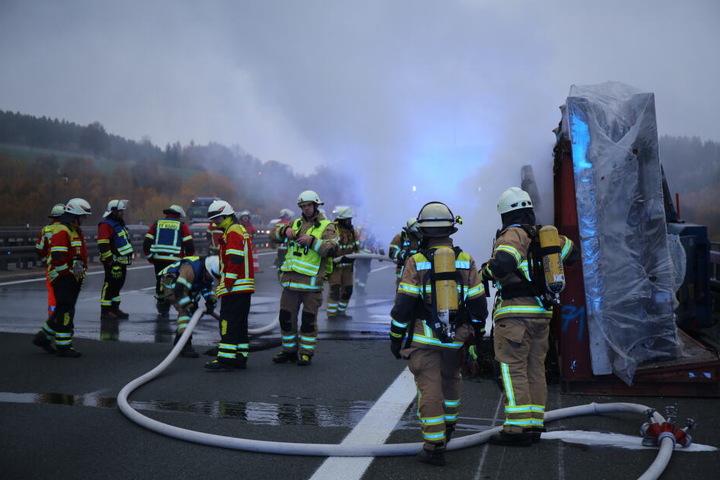 Durch das Löschwasser entstand die Gefahr auf Glatteis, ein Streuwagen musste anrücken.