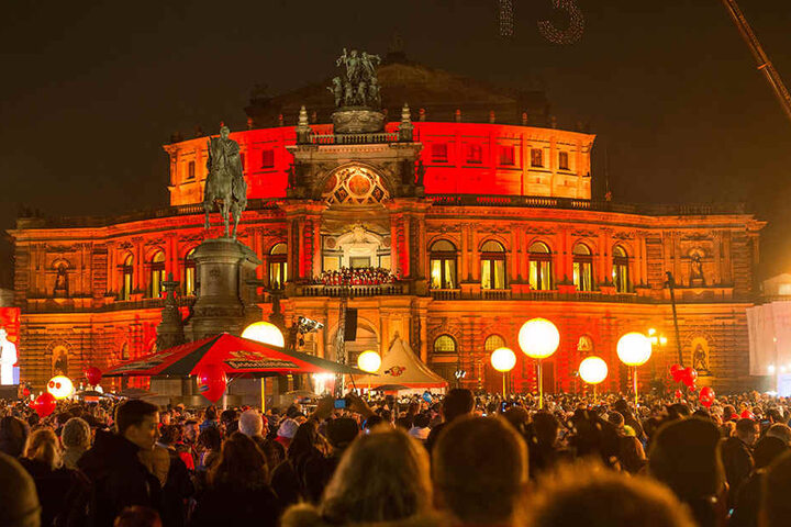 Viele Besucher auf dem Theaterplatz vor der Semperoper.