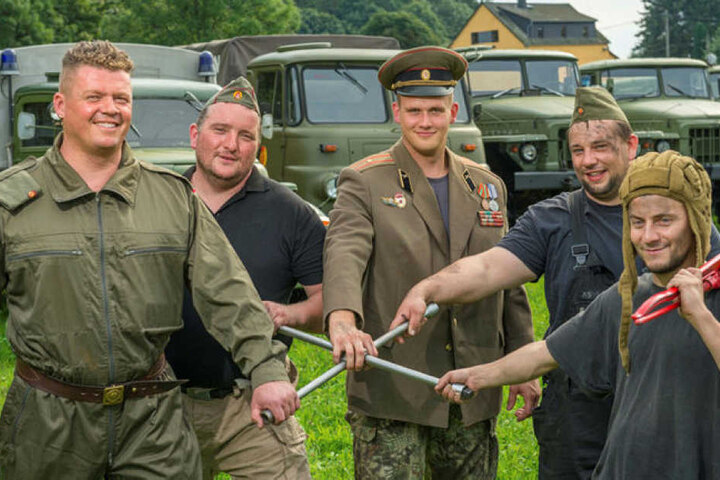 Einmal Ural, immer Ural: Enrico Klemm (36), Silvio Auerbach (40), Marcus Sambale (25), André Krumbiegel (32) und Marcel Seifert (34, v.l.) eint ihre Liebe für robuste Russentechnik.