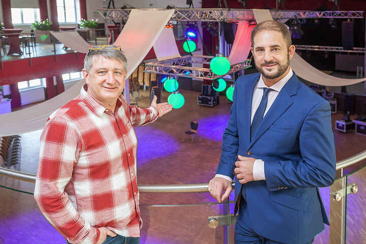 Stadthallen-Chef Wolfgang Dorn (55.l.) und LO-Oberbürgermeister Jesko Vogel (42) vor dem Saal, in dem die Sportlergala steigen wird.