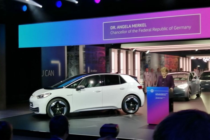 Die Bundeskanzlerin steht neben dem neuen Stromer von VW.
