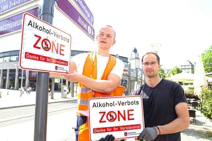 Tino Forkel und Marco Wunderlich vom Bauhof beschilderten im Mai den Postplatz. Das Alkoholverbot wird nun verlängert.