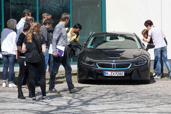 Zukunftsvision vor dem Dresdner GF-Werk: Ein i8 von BMW. Noch gibt es keine Autos mit GF-Chips aus Dresden.