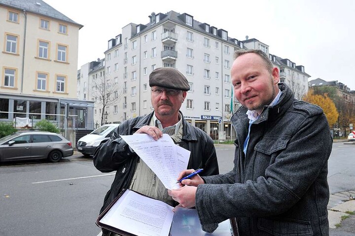 Mit einer Petition kämpft Anwohner Robby Franke (52, l.) für die Buslinie 51. Stadtrat Andreas Wolf-Kather (42, Vosi) unterstützt das Anliegen.