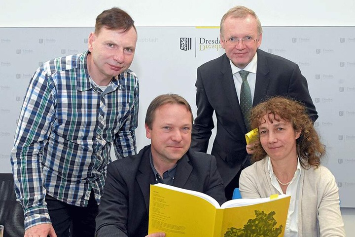 Bürgermeister Detlef Sittel (52) mit dem Team der Kommunalen Statistikstelle.