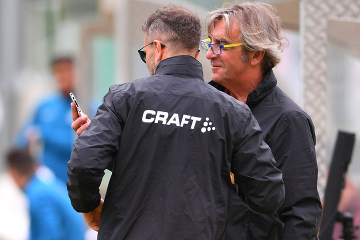 Hat sich der neue Stürmer schon per Telefon gemeldet? Ralf Minge (r.) mit Scout Kristian Walter.