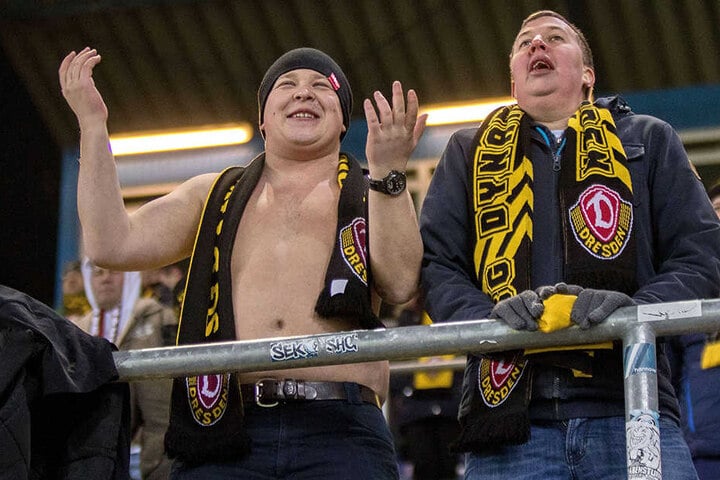 Einige schwarz-gelbe Fans sind ziemlich hartgesotten - so wie dieser (l.), der bei Bibberkälte in Bielfeld oben ohne zugange war.