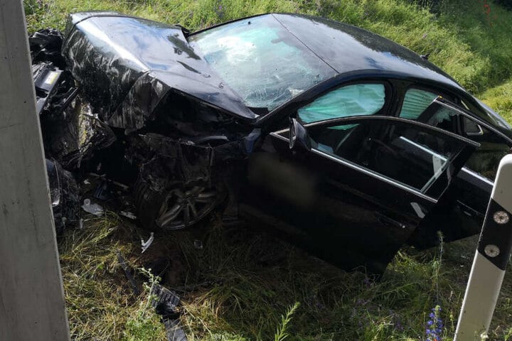 Das Auto wurde bei dem Unfall völlig zerstört.