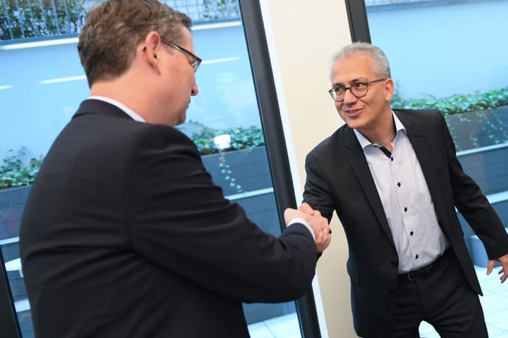Grüne, SPD und FDP haben sich zu ernsten Bündnis-Gesprächen getroffen. Eine Ampel-Koalition scheint möglich.