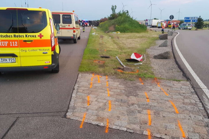 Am Rastplatz Bachfurt kam der Flixbus nach rechts ab und kippte an einer Böschung um.