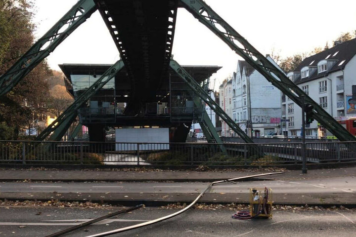 Eine herabgefallene Stromschiene liegt unter dem Gleis der Wuppertaler Schwebebahn.