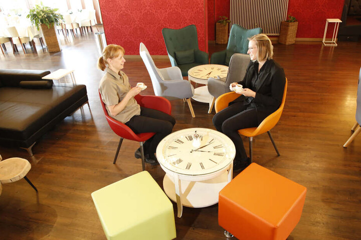 Doreen (34, l.) und Birgit (48) trinken im neuen "Wohnzimmer"-Bereich einen Espresso.