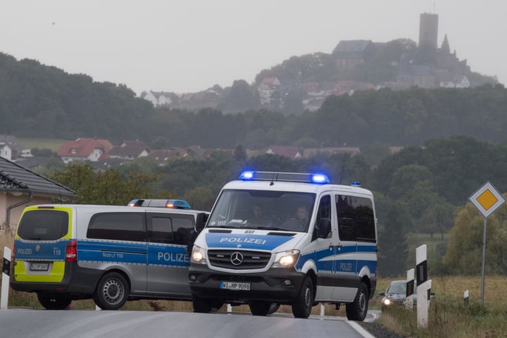 Die Straße am Vereinsheim wurde gleich von der Polizei dicht gemacht.