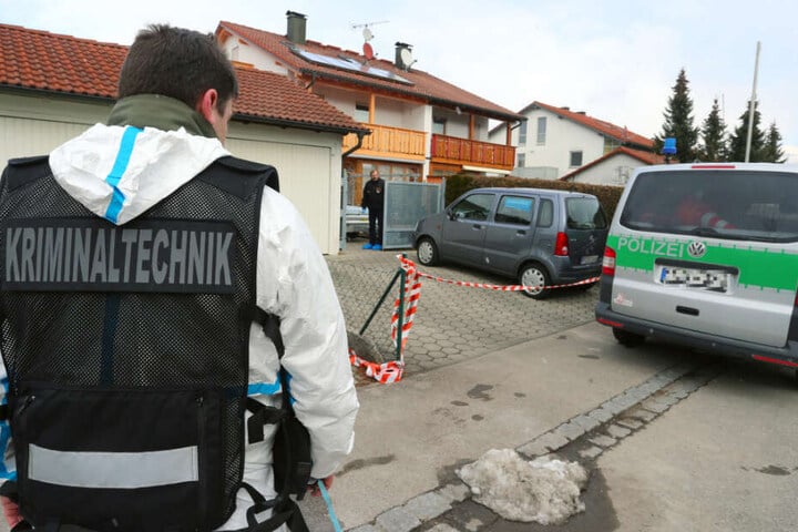 Der 67-jährige Mann tötete erst seine von ihm getrennt lebende Ehefrau, bevor er selbst später in seiner eigenen Wohnung leblos gefunden wurde. (Symbolbild)