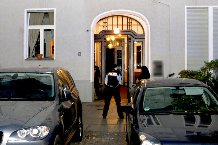 Die Polizei hat eine männliche Leiche in einer Wohnung in Berlin-Charlottenburg entdeckt.