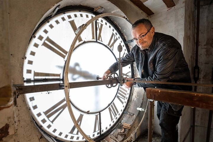 Wolfram Schippers (52) stellt das Uhrwerk schon ein paar Stunden früher um. Damit niemand durcheinander kommt, bleiben die Glocken solange aus.