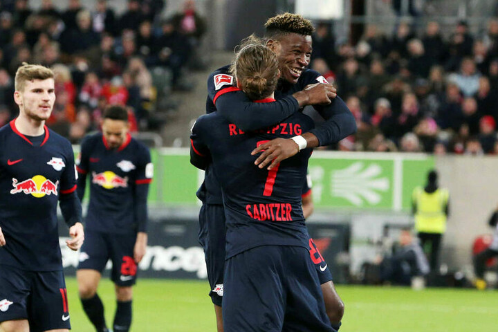 Nordi Mukiele umarmte Marcel Sabitzer freudig strahlend nach seinem Treffer zum 3:0.