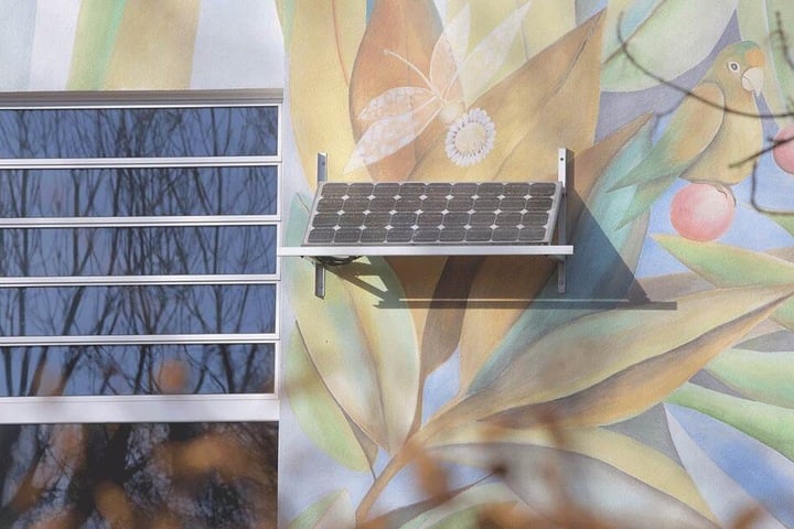 Die 138. Oberschule in Gorbitz gehört zu den zehn Schulen in Dresden, die eine kleine Solar-Demonstrationsanlagen von 1 Kilowatt Leistung besitzen.