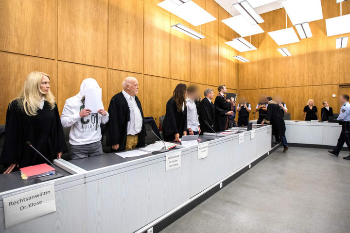 Die Angeklagten (anonymisiert) beim Prozessauftakt in Essen.