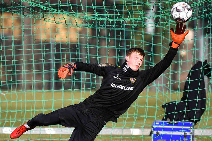 Diesen Ball krallt sich Dynamo-Schlussmann Markus Schubert, aber vielleicht lässt er in den kommenden Trainingstagen aber und zu mal eine Murmel rein, damit seine erfolglosen Kollegen wieder Selbstvertrauen tanken.