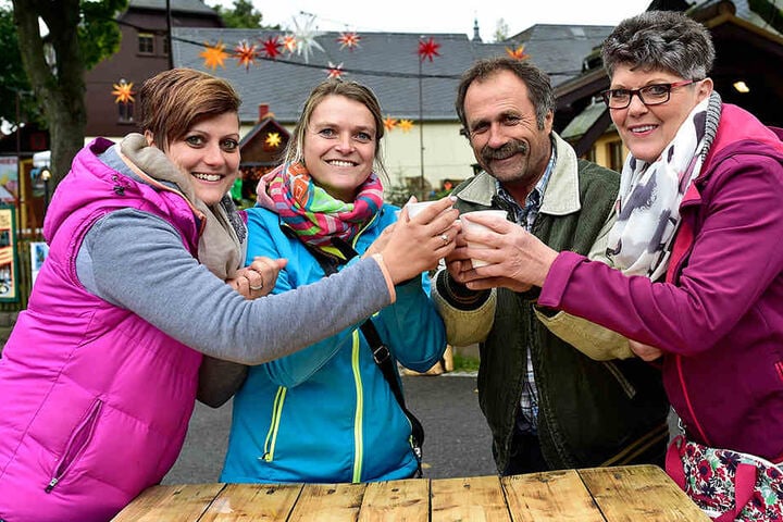 Bei schmuddeligem Herbstwetter genießen Heidi Kempe, Julia Richter und Gerhard und Angelika Weber (v.l.) den ersten Glühwein.