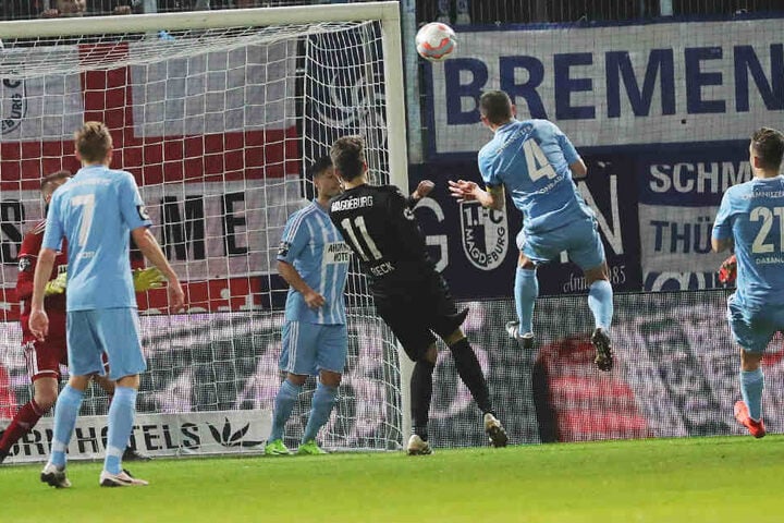 Tor für den 1. FC Magdeburg: Marius Sowislo erzielt den Treffer zum 0:1.