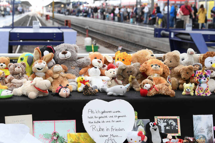 Trauernde legten Blumen, Stofftiere und Grußworte am Unglücksort ab, um dem verstorbenen Achtjährigen zu Gedenken.