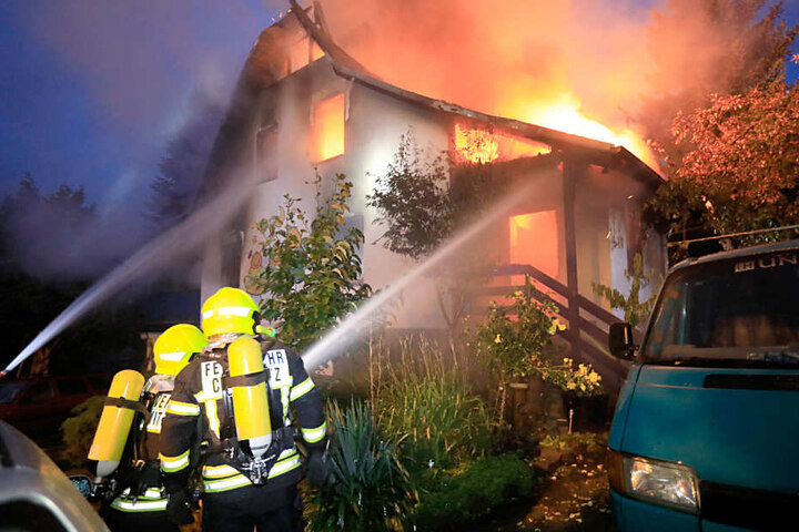 Die Feuerwehr löschte die meterhohen Flammen. Mama (38) und Sohn (3) kamen mit Rauchgasvergiftung ins Krankenhaus.