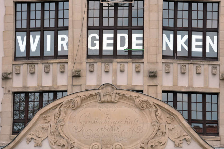Die Worte "Wir gedenken" sind am 26.04.2010 am Gutenberg-Gymnasium in Erfurt angebracht. Am 26. April jährt sich der Amoklauf am Erfurter Gutenberg-Gymnasium zum 15. Mal.