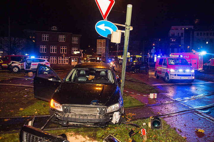 Der schwarze Volvo krachte gegen eine Ampelanlage und blockierte die Bahnschienen.
