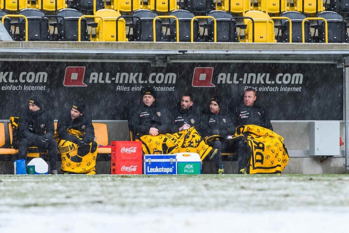 Dynamo-Coach Maik Walpurgis (r.) fror beim Test gegen Bautzen auf der Bank. Ab heute wird es zumindest etwas wärmer, aber wohl kaum trockener...
