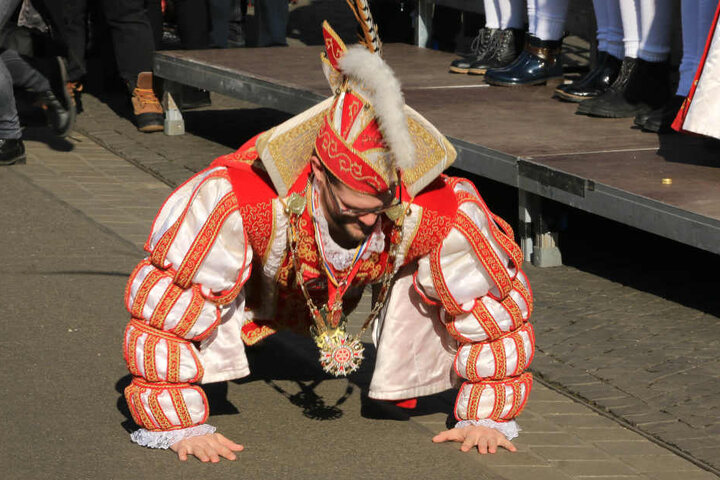 Der Prinz machte sich auf dem Fischmarkt mit Liegestützen für den Rathaussturm fit.