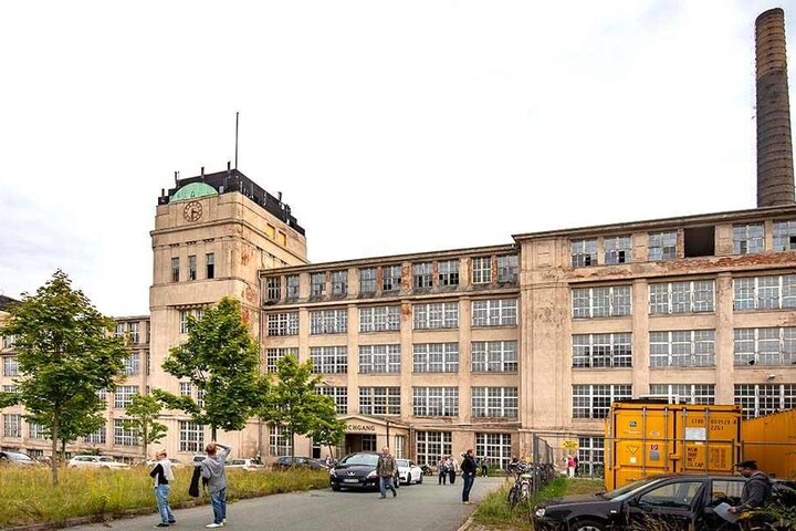 Zwischen 1912 und 1917 wurde das Fabrikgebäude in Schönau gebaut. Heute steht es leer und gammelt vor sich hin.