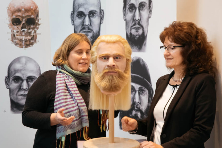 Kristina Scheelen (li.) Anthropologin und Steffi Burath vom LKA Sachsen-Anhalt betrachten den rekonstruierten Adeligen.
