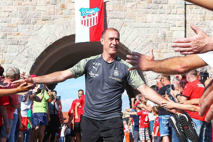 FSV-Coach Joe Enochs klatscht mit den Fans ab.