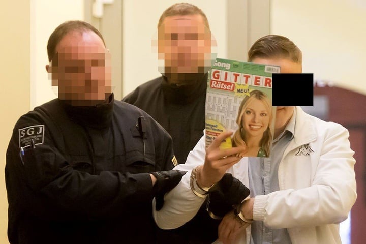 Martin F. (22) verdeckt sein Gesicht mit einer Zeitschrift. Laut eines Mitangeklagten gilt er als Kopf des Trios, das aus der JVA Zwickau ausbrechen wollte. (Archivbild)