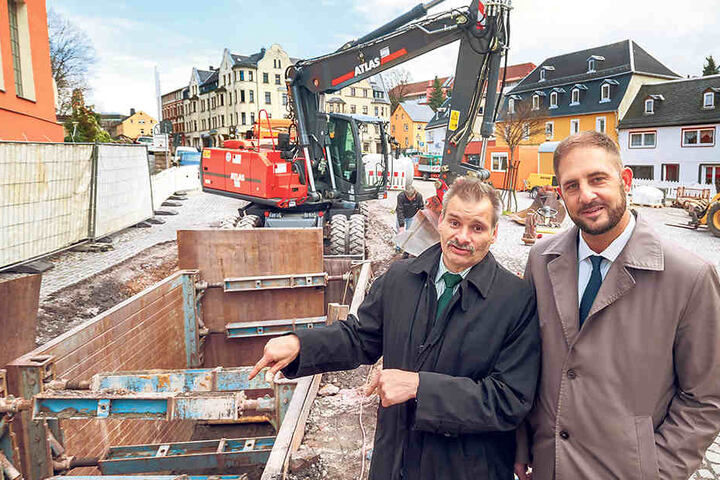 Steffen Heinrich (52, l.)
zeigte gestern Limbachs
OB Jesko Vogel (42, Freie
Wähler) die Fortschritte
an der Baustelle.